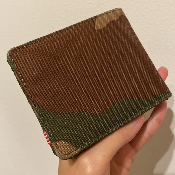 Hershel Supply Camo Canvas Wallet - Picture 2 of 6